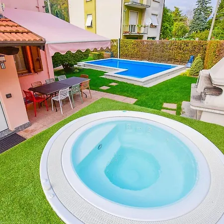 Prázdninový dům Jane E Jolie Haus Privates Schwimmbad Und Jacuzzi By Interhome *