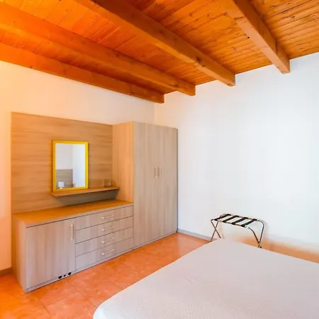 Jane E Jolie Haus Privates Schwimmbad Und Jacuzzi By Interhome